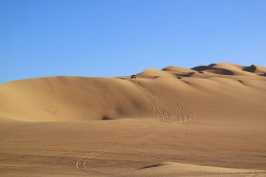 Kum Dalgalı İnanılmaz Kum Tepeleri ve Kum Arabalarının Tekerlek İzleri, Huacachina Çölü, Ica, Peru, Güney Amerika