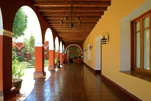 Perspectiva Decrescente Corredor Colorido Edifício Vintage Peruano Cidade Oásis Deserto — Fotografia de Stock