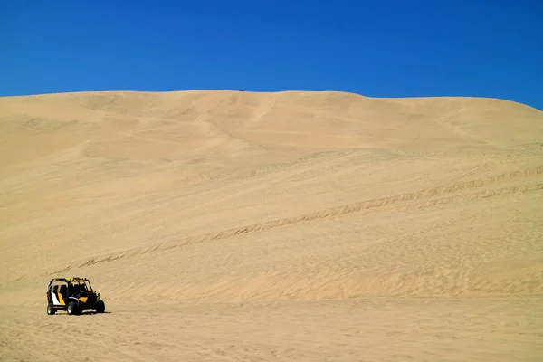 Dune Buggy Che Corre Sulle Dune Sabbia Del Deserto Huacachina — Foto Stock