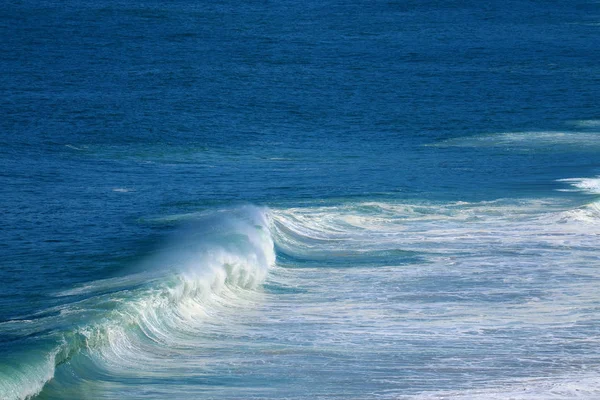 汹涌澎湃的浪花在蔚蓝的大海上 — 图库照片