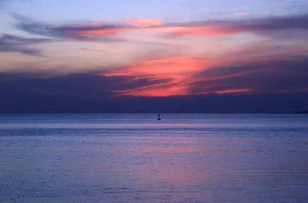 Leuchtend Orange Farbe Sonnenuntergang Nachglühen Über Dem Blauen Meer — Stockfoto