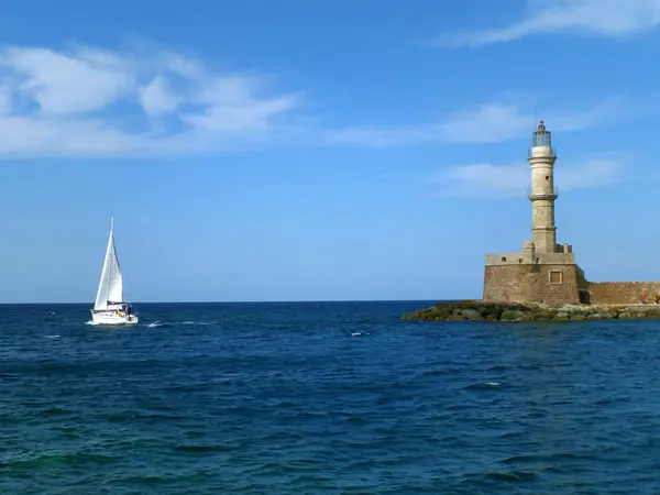 Weiße Jacht Segelt Der Nähe Des Historischen Leuchtturms Alten Venezianischen — Stockfoto