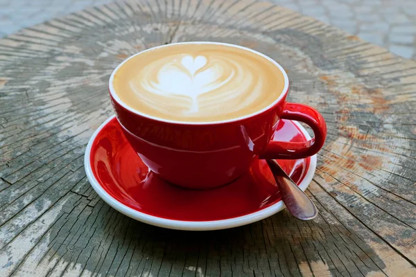 Heißer Cappuccino Kaffee Roter Tasse Auf Baumstumpf Tisch Serviert — Stockfoto