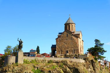 Mtkvari nehir kıyısındaki Metekhi Kilisesi, Avlabari mahallesi, Gürcistan 'ın eski Tiflis kentinin karşısında.
