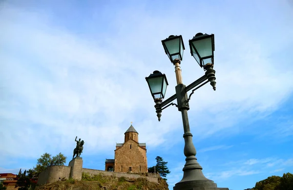 Vintage Straßenlaternenmast Mit Metekhi Kirche Hintergrund Tiflis Georgien — Stockfoto