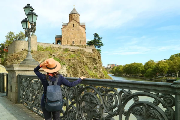 Kobieta Pięknym Moście Prowadzącym Kościoła Metekhi Klifie Nad Rzeką Mtkvari — Zdjęcie stockowe