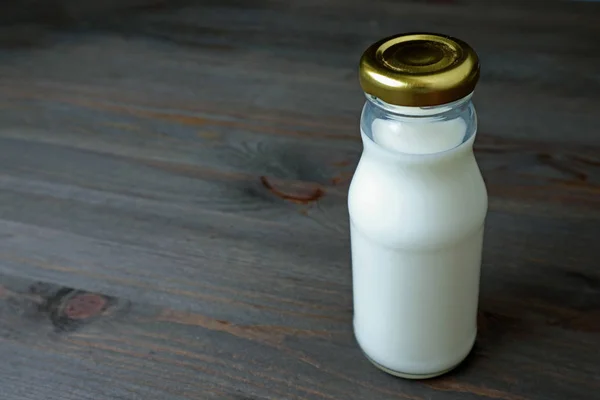 Bottiglia Vetro Piena Latte Isolato Tavolo Legno Colore Scuro Con — Foto Stock