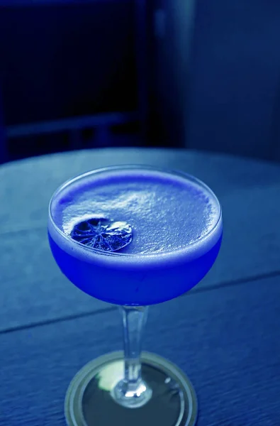 Vertikales Bild Eines Auf Dem Runden Tisch Isolierten Cocktailglases Leuchtend — Stockfoto