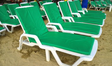 Kumsalda boş plaj yatakları.