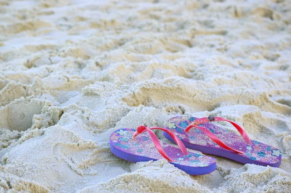 Een Paar Levendige Gekleurde Teenslippers Sandalen Het Zandstrand — Stockfoto