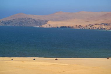 Paracas Ulusal Rezervi 'nin kum tepeleri Atv arabalı, Ica Bölgesi, Peru, Güney Amerika