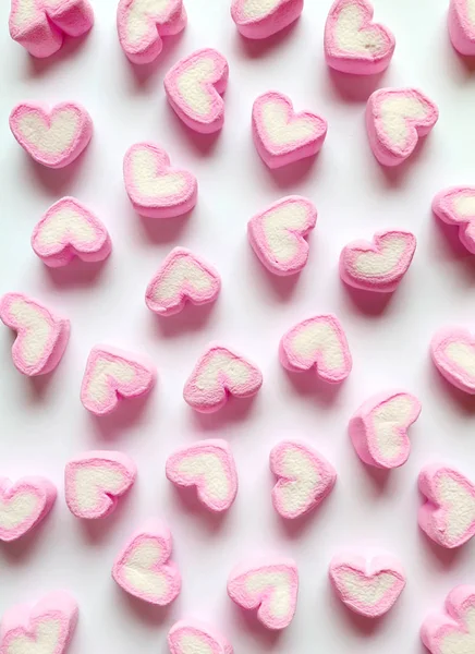 Imagem Vertical Doces Marshmallow Forma Coração Rosa Branco Pastel Espalhados — Fotografia de Stock