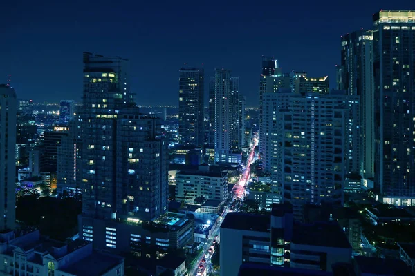 バンコクの高層ビルが立ち並ぶ信じられないほどの空の景色夜のダウンタウンダークブルーの色 — ストック写真