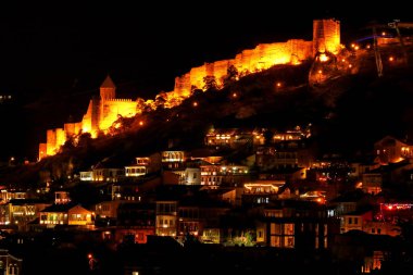 Narikala Antik Kalesi, Tiflis, Georgia 'nın Göz kamaştırıcı Gece Manzarası