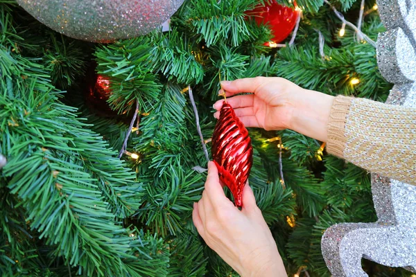 Γυναικεία Χέρια Διακόσμηση Κόκκινο Στολίδι Πάνω Στο Χριστουγεννιάτικο Δέντρο — Φωτογραφία Αρχείου