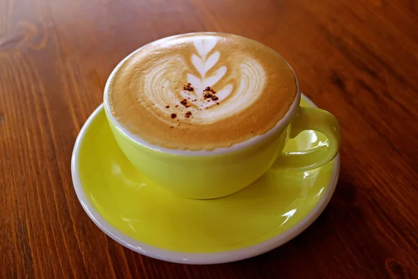 Κοντινός Καπουτσίνο Καφέ Latte Art Κίτρινο Κύπελλο Στο Ξύλινο Τραπέζι — Φωτογραφία Αρχείου