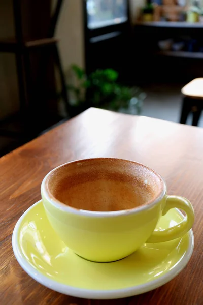 Verticale Afbeelding Van Een Leeg Kopje Afgewerkte Koffie Geïsoleerd Houten — Stockfoto