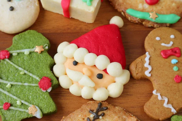Detailní Záběr Barevné Santa Mnoho Vánočních Sušenek Dřevěném Pozadí — Stock fotografie