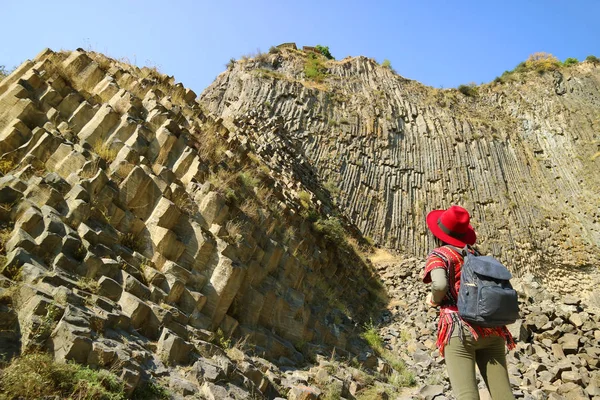 Woman Impressed Incredible Symphony Stones Basalt Column Formations Garni Gorge — Stock Photo, Image