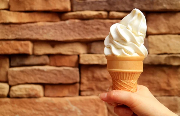 Női Kéz Vanília Lágy Fagylaltot Szolgál Fel Cone Ellen Elmosódott — Stock Fotó
