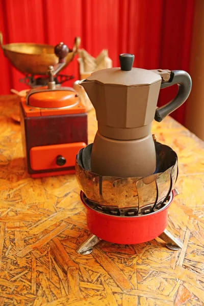 Café Expreso Que Prepara Una Maceta Moka Con Una Amoladora — Foto de Stock