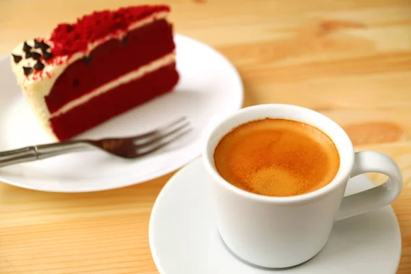 Zbliż Filiżankę Kawy Hot Espresso Plasterkiem Red Velvet Shortcake Tle — Zdjęcie stockowe