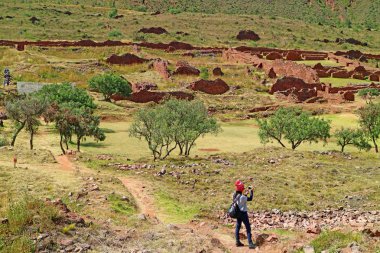 Peru 'nun Cusco Bölgesi Güney Vadisi' nde Piquillacta Kalıntıları, İnka Öncesi Arkeoloji Bölgesi Kadın Ziyaretçisi