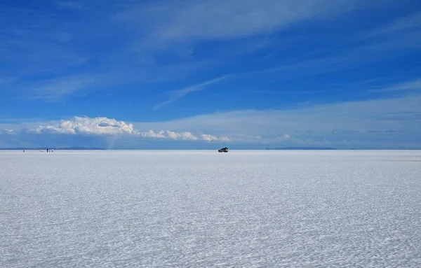 Werelds Grootste Zoutvlaktes Met Een Parkeerbusje Salar Uyuni Bolivia Zuid — Stockfoto