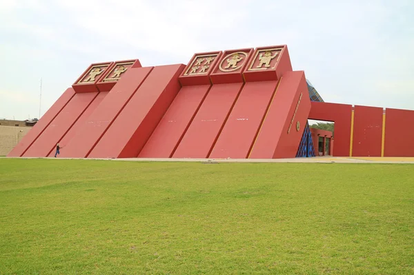 Sipan Müzesi 'nin İnanılmaz Kraliyet Mezarları. Muhteşem dış görünüşü, Lambayeque, Chiclayo, Peru.