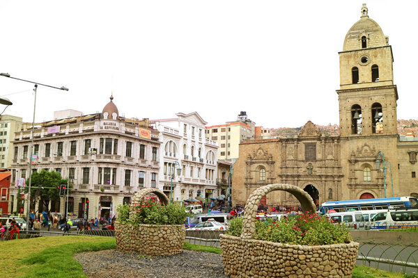 Площадь Сан-Франциско с базиликой Сан-Франциско, Ла-Пас, Боливия, Южная Америка
