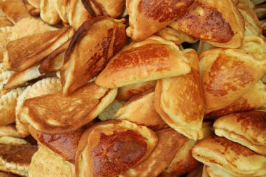 La Paz, Bolivya 'daki Sokak Kenarı Büfesi' nde Satılık Empanadas Yığını
