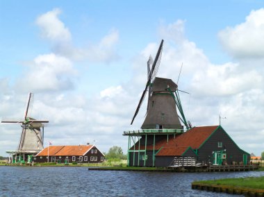 Zaanse Schans 'taki Geleneksel Hollanda Yel Değirmenleri ve Evleri İyi Korunmuş Zaandam, Hollanda' daki Tarih Bölgesi