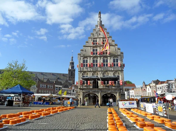 Ünlü Gouda Peynir Pazarı Nisan 'dan Ağustos' a kadar her perşembe sabahı, Gouda Belediyesi, Hollanda
