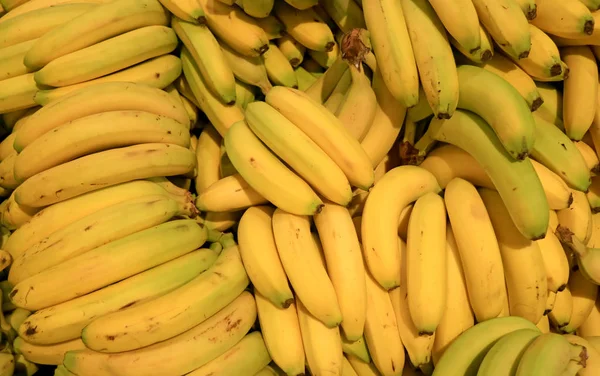 Pilha Bananas Frescas Maduras Vendendo Mercado — Fotografia de Stock