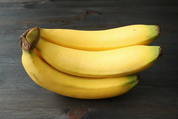 Bunch Bananer Isolerad Mörk Färg Trä Bakgrund — Stockfoto