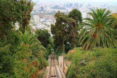 Arkaplanda Sersemletici Santiago City Manzarası, Şili ile Cerro San Cristobal 'ın Tepesi' ne Füniküler Binicilik