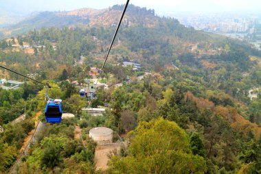 Cerro San Cristobal Tepesi Kablolu Arabaları Sonbahar Yeşillikleri, Santiago, Şili