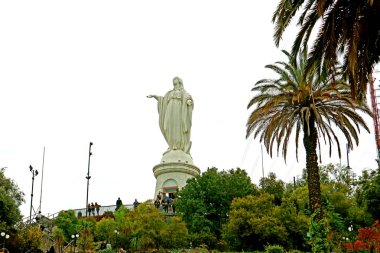 Kutsal Bakire Meryem Anıtı Cerro San Cristobal 'ın tepesinde, Santiago, Şili, Güney Amerika' da tarihi bir yer.
