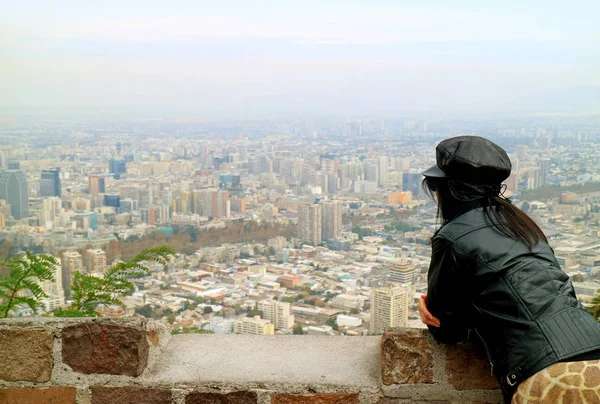 Kobieta Ciesz Panoramiczny Widok Santiago San Cristobal Hilltop Chile Ameryka — Zdjęcie stockowe