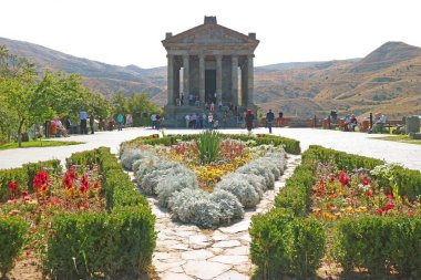 Ermenistan 'ın Popüler Turist Çekimlerinden biri olan Garni Tapınağı' nın Önü