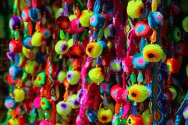 Bolivya Köyündeki Dükkanda Çok Renkli Andean Pompom Gösterimi