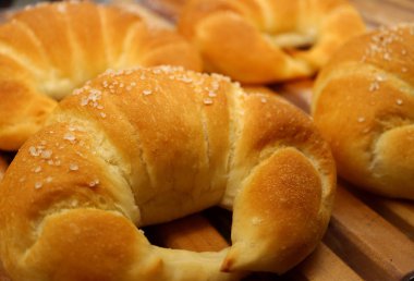 Kapalı taze pişmiş şeker kaplı kruvasanlar ahşap tepside