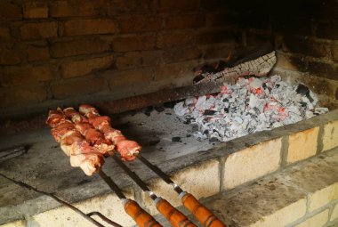 Ermeni Barbeküsü ya da Hurovatlar İçin Fırında Pişirilen Şişte Çiğ Domuz