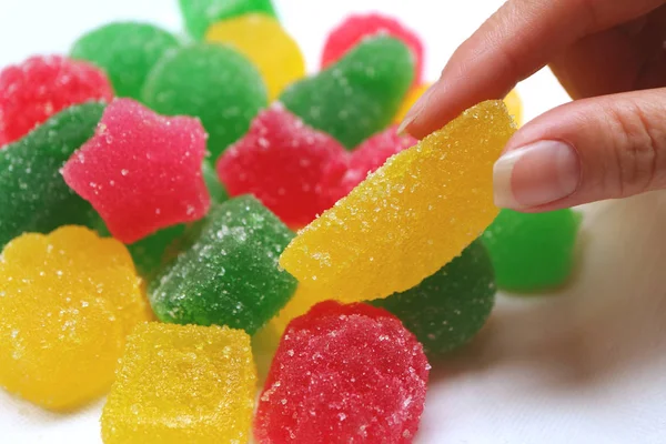 Frauenhand Pflückt Leuchtend Gelbe Fruchtige Zuckerbeschichtete Gelee Soft Bonbons — Stockfoto