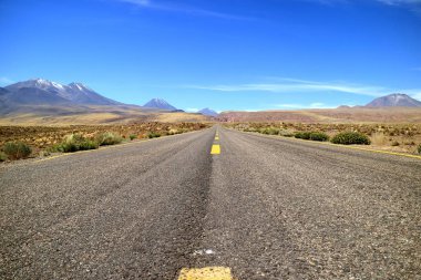 Kuzey Şili 'nin boş dağlık arazi yolu, Atacama Çölü, Güney Amerika