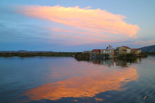 Uros Floating Islands Bij Zonsondergang Titicacameer — Stockfoto