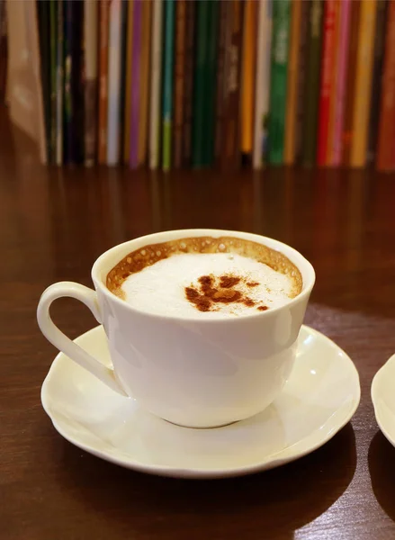 Cup Cappuccino Coffee Blurry Row Books Background — Stock Photo, Image