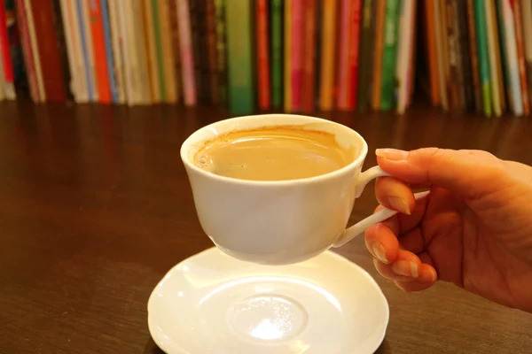 Mulher Mão Segurando Uma Xícara Café Quente Com Linhas Desfocadas — Fotografia de Stock