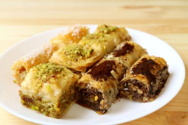 Ahşap Masa üzerinde servis edilen farklı lezzetlerdeki Baklava Pastaları.