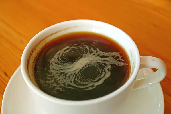 Geschlossen Eine Tasse Heißen Amerikanischen Kaffee Auf Einem Holztisch Serviert — Stockfoto